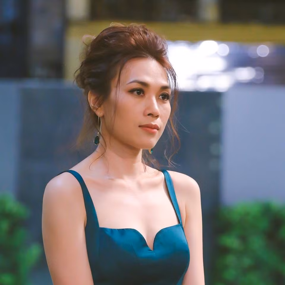 Mỹ Tâm phủ nhận tin đồn mang thai; Ngọc Trinh “táo bạo” diện đầm cắt xẻ hở gần hết ngực ảnh 27