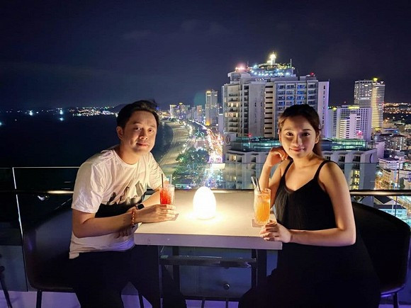 Showbiz 21/6: Gia đình Hoa dâm bụt khoe body “bỏng mắt”, Đàm Thu Trang lộ bụng to thấy rõ ảnh 8