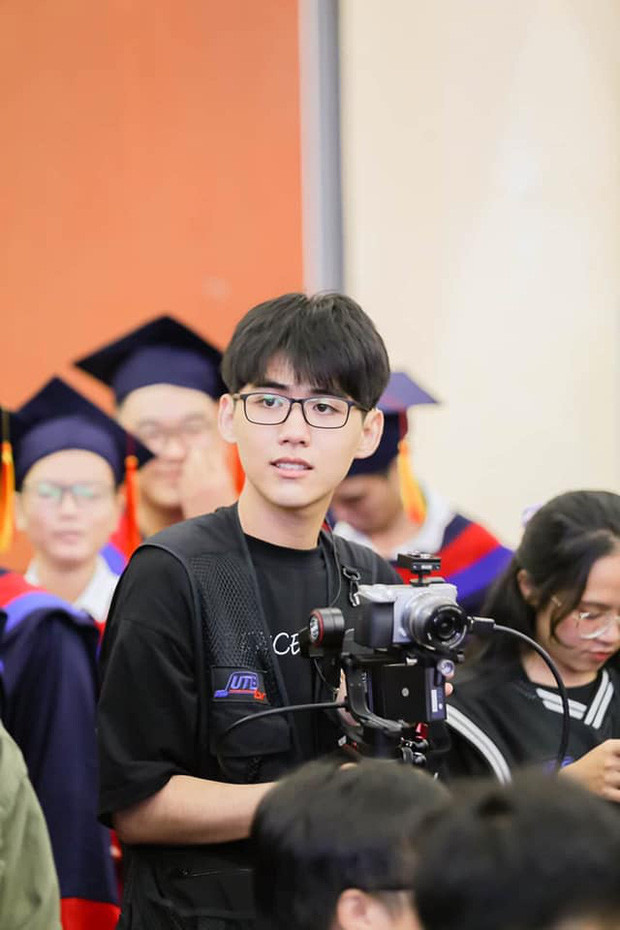 Cameraman sinh năm 2001 quá đẹp trai; nữ sinh có nụ cười tươi rói ảnh 2