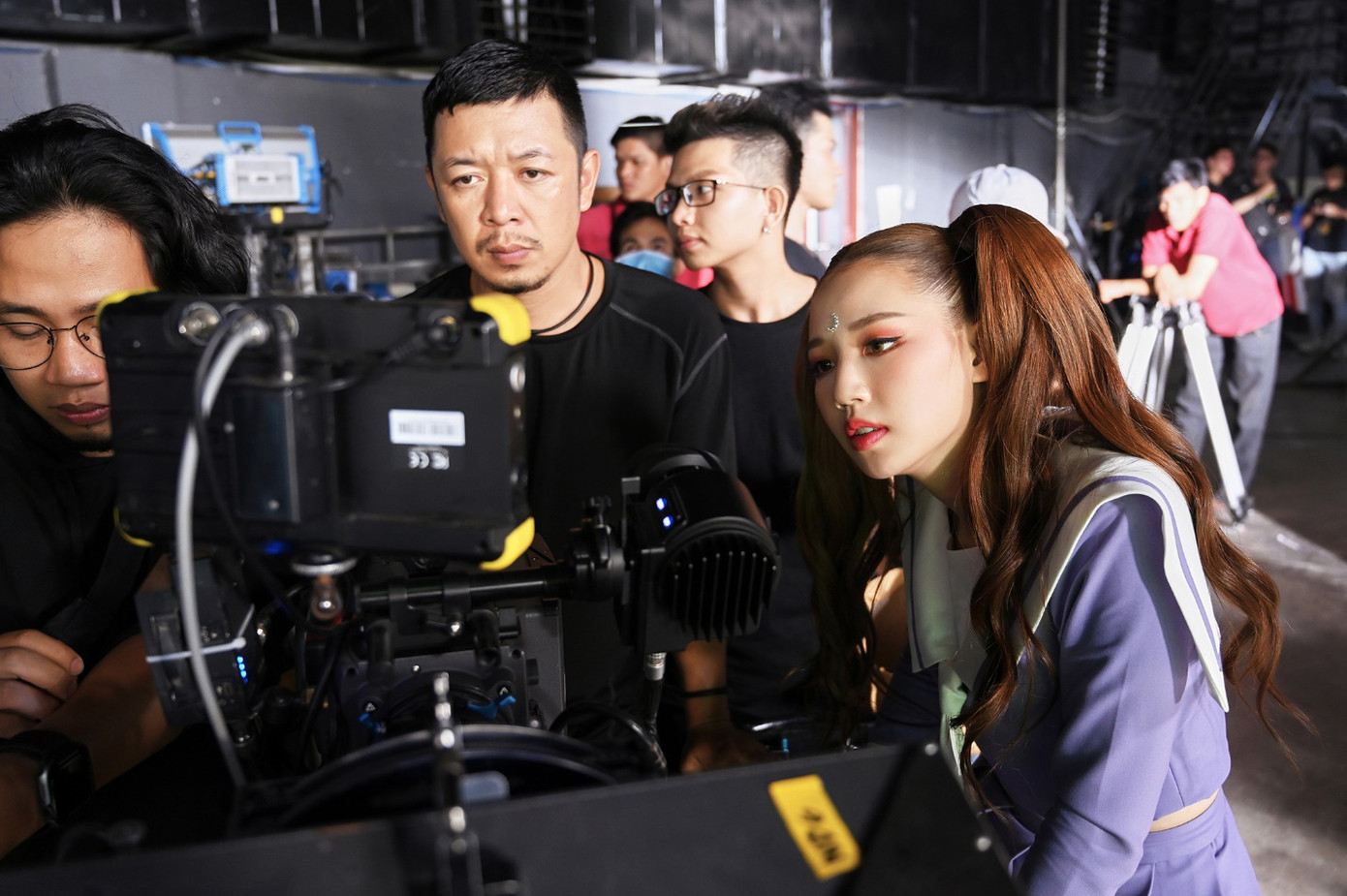 Amee xinh lung linh, “sống ảo” mọi lúc trong hậu trường MV “Yêu thì yêu không yêu thì yêu“ ảnh 6