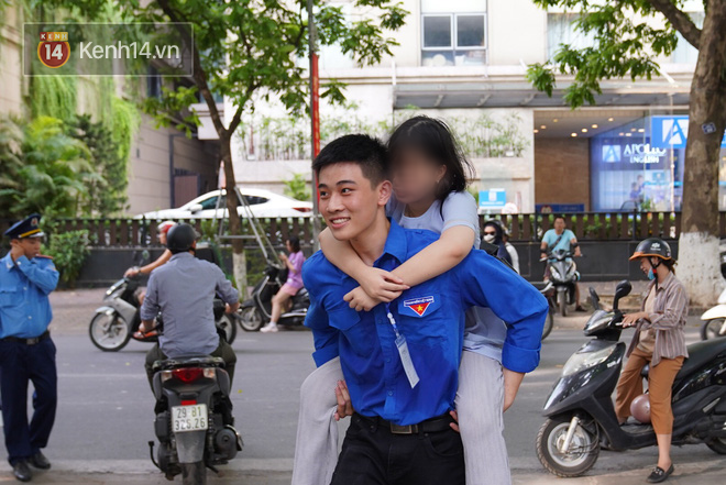 Sắc màu SV 19/7: “Rich kid” Việt có thu nhập khủng; nam sinh cõng bạn đi thi - gây sốt ảnh 3