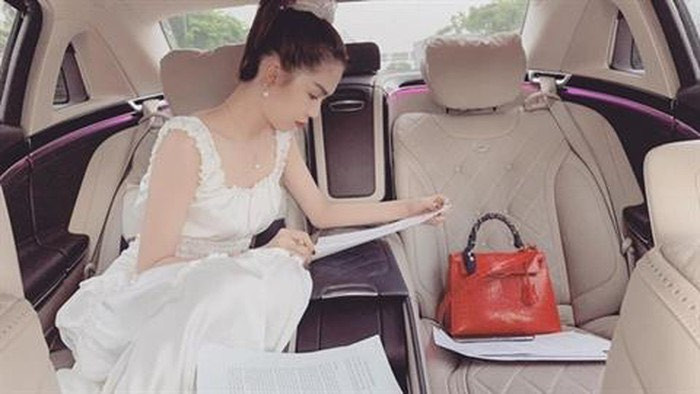 Chi Pu diện tất mỏng xuyên thấu; Phương Oanh liên tục tậu nhà sang ở tuổi 31 ảnh 2