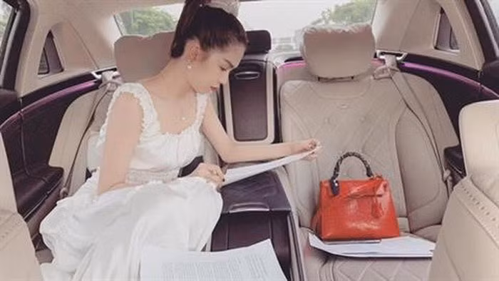 Chi Pu diện tất mỏng xuyên thấu; Phương Oanh liên tục tậu nhà sang ở tuổi 31 ảnh 2