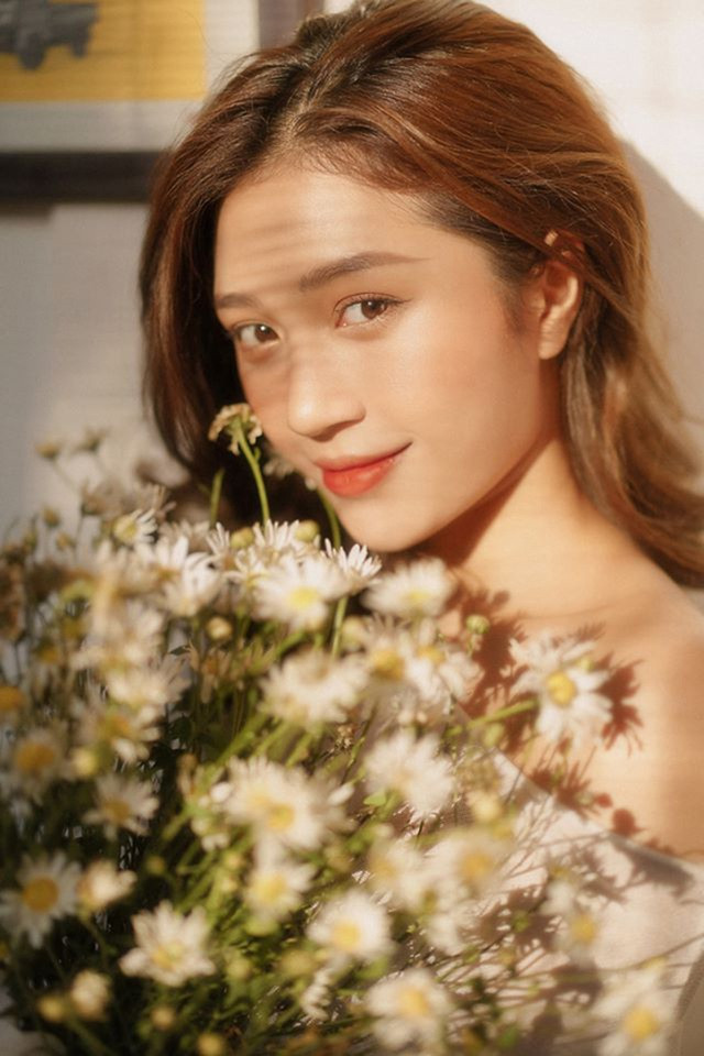 Sắc màu SV 27/7: “Thả tim” rần rần với nữ “chiến sĩ” xinh đẹp của ĐH Kinh tế Quốc dân ảnh 7