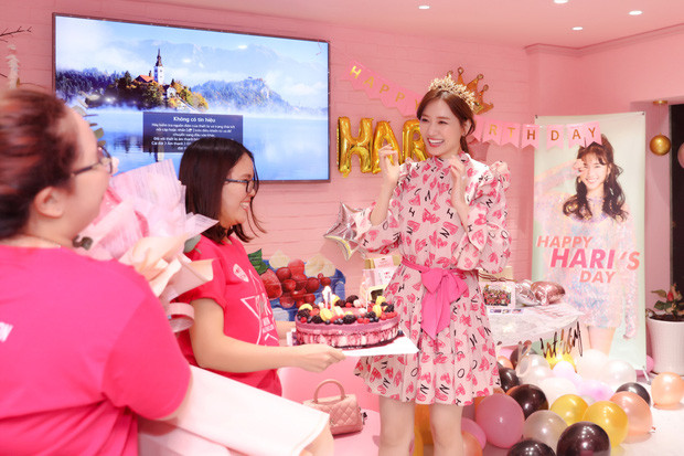 Showbiz 22/6: Hồ Ngọc Hà - Kim Lý hạnh phúc bên Subeo, Mai Phương Thúy khoe vòng 1 nảy nở ảnh 4