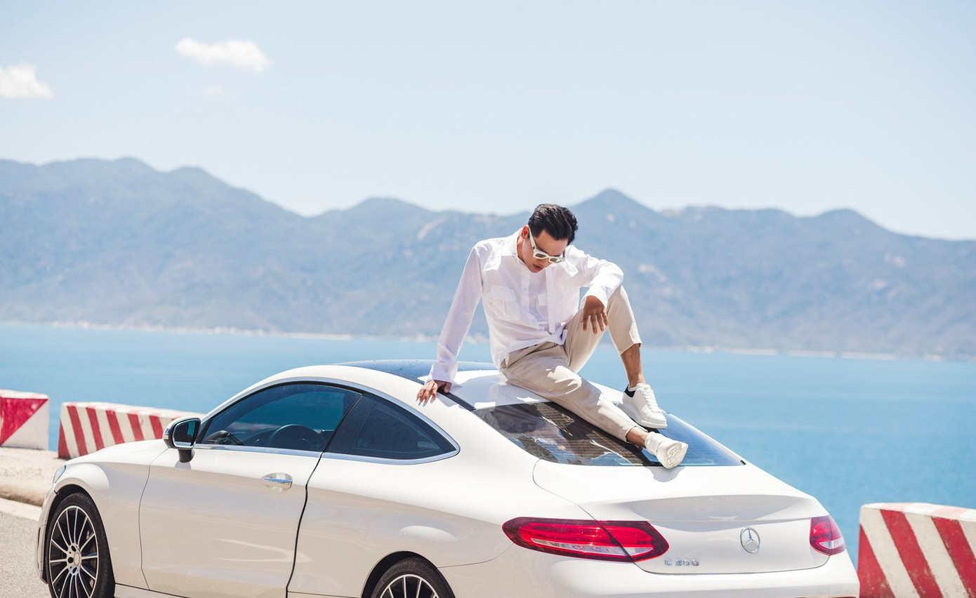 Xuân Nghị hóa “nam thần” điện ảnh khi tạo dáng trên nóc xế hộp tiền tỷ ảnh 3