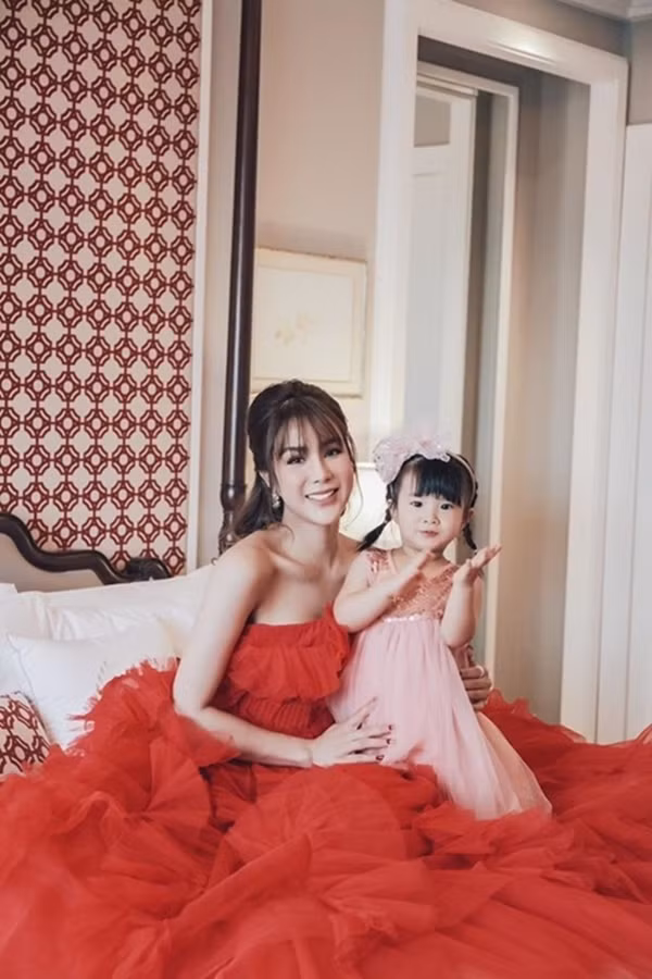 Showbiz 27/6: Nghi vấn hội bạn thân “cạch mặt” Chi Pu; Ngọc Trinh, Noo Phước Thịnh tình tứ ảnh 18