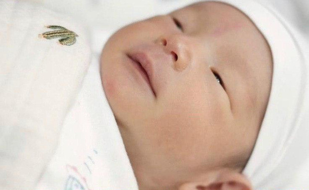 Showbiz 19/7: Hiền Thục phô diễn body, Hương Giang ướt át bên hồ bơi ảnh 12