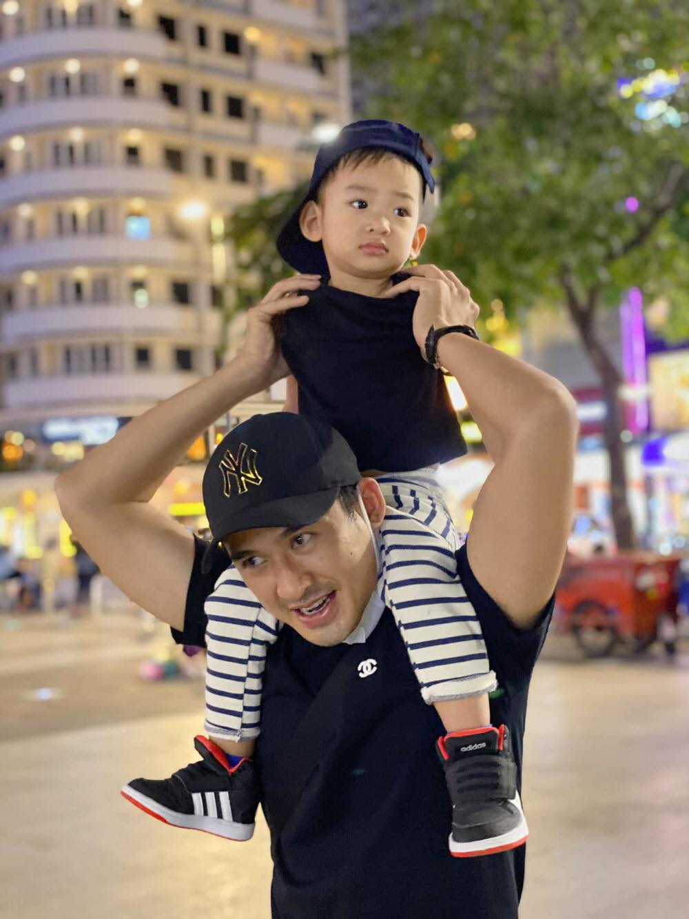 “Thả rông” khoác vét ra sân bay: Quỳnh Thư khiến người đối diện “đỏ mặt“ ảnh 2