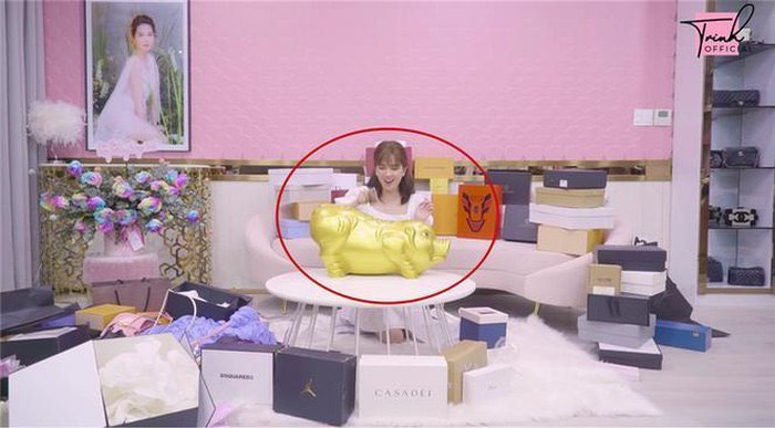 Thủy Tiên bị ông xã ngó lơ khi biển diễn; Angela Phương Trinh bất ngờ diện váy gợi cảm ảnh 6