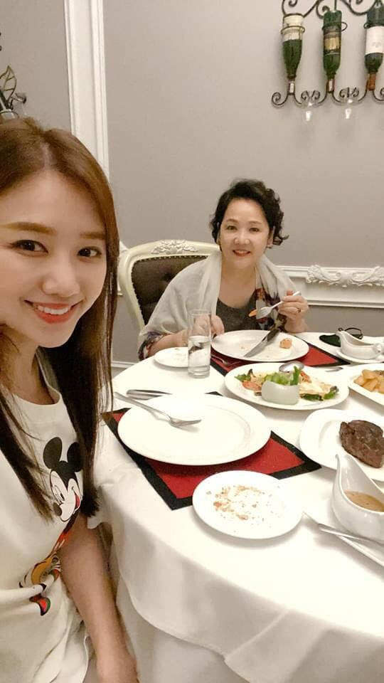 Hari Won, Nhật Kim Anh hạnh phúc bên mẹ; Angela Phương Trinh diện áo dài tại lễ Vu Lan ảnh 3