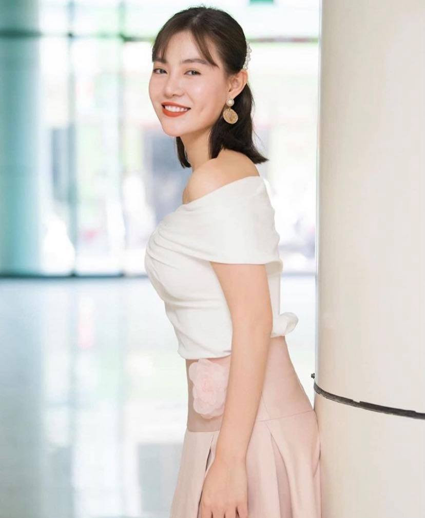 Showbiz 18/5: Lê Giang theo style Hiền Hồ, Hồng Nhung công khai bạn trai mới? ảnh 13