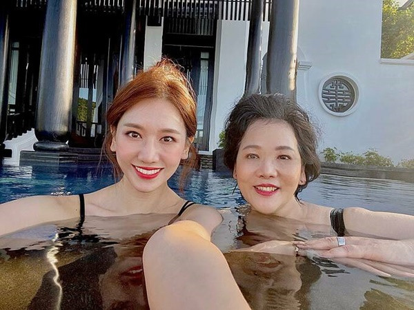 Showbiz 9/7: Noo Phước Thịnh “thả thính” Mai Phương Thúy, Tiểu Vy khoe body nóng bỏng ảnh 12