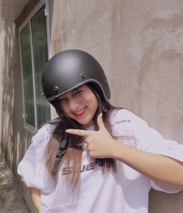 Cameraman sinh năm 2001 quá đẹp trai; nữ sinh có nụ cười tươi rói ảnh 3