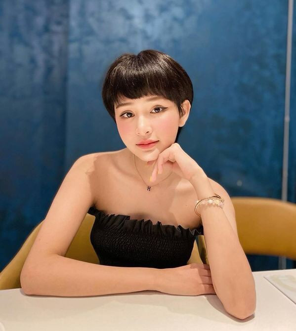 Hiền Hồ bất ngờ nữ tính với kiểu tóc mới; H'Hen Niê tự tin với túi cói đi chợ ảnh 8