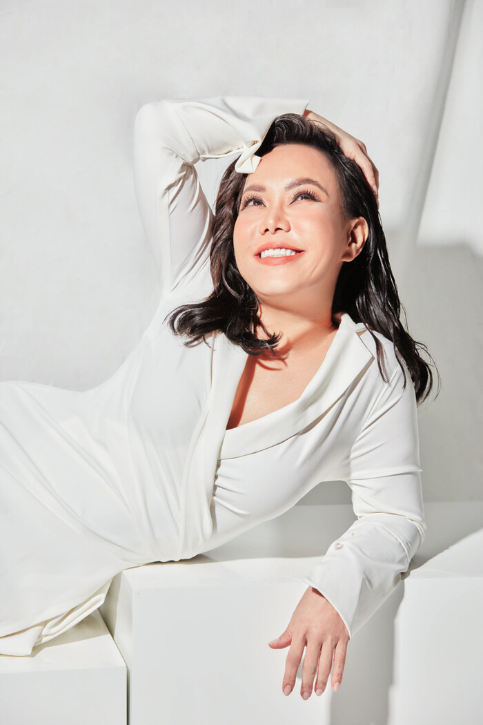 Showbiz 2/8: Phạm Quỳnh Anh khoe lưng trần gợi cảm, Sĩ Thanh diện đồ táo bạo ảnh 23