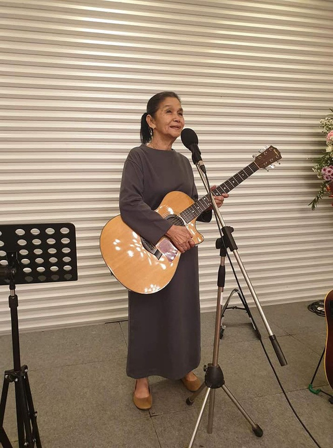 Hiện tượng mạng 71 tuổi: Từng liệt nửa mặt, cuộc sống “tái sinh” nhờ âm nhạc và bầy cún ảnh 7