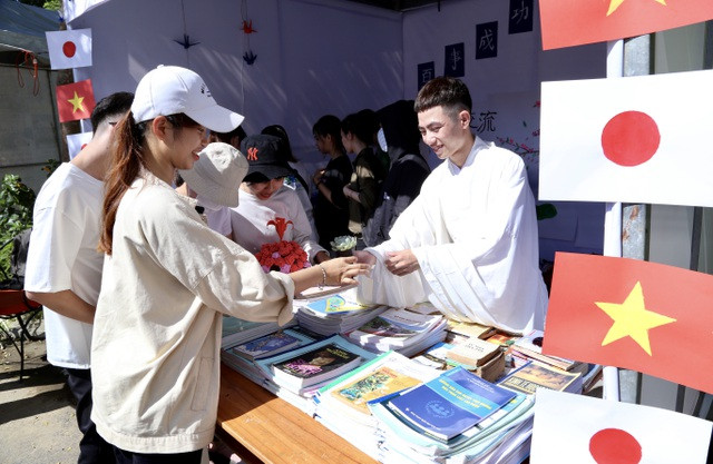 Sắc màu SV 18/7: “Bóng hồng” trường ĐH Kinh tế Quốc dân khoe sắc trong Học kỳ quân sự ảnh 9