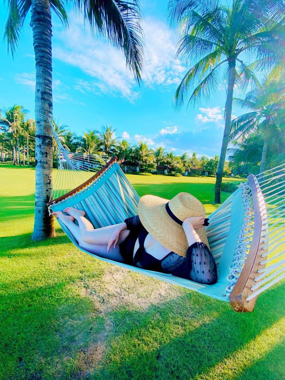 Hiền Hồ bất ngờ nữ tính với kiểu tóc mới; H'Hen Niê tự tin với túi cói đi chợ ảnh 13