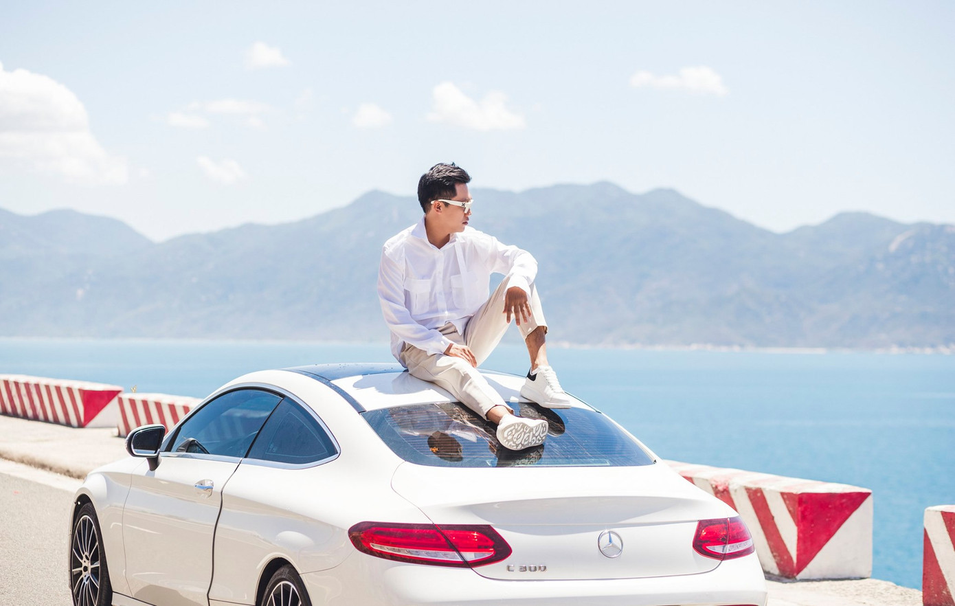 Xuân Nghị hóa “nam thần” điện ảnh khi tạo dáng trên nóc xế hộp tiền tỷ ảnh 5