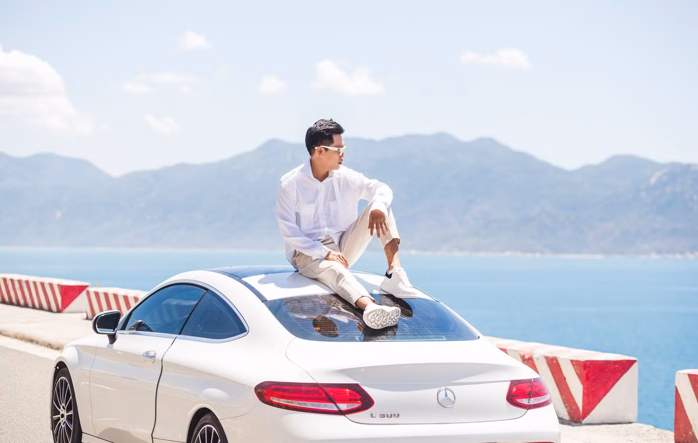 Xuân Nghị hóa “nam thần” điện ảnh khi tạo dáng trên nóc xế hộp tiền tỷ ảnh 5