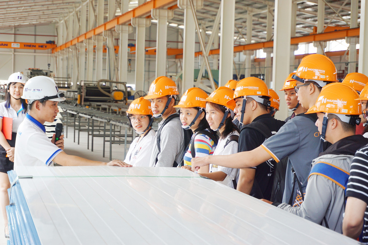 Sắc màu SV 27/6: Sinh viên Hà Nội “vật lộn” với nắng nóng, nữ sinh Ngân hàng xinh như mộng ảnh 8