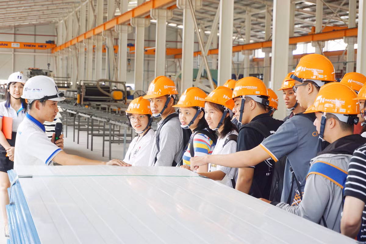 Sắc màu SV 27/6: Sinh viên Hà Nội “vật lộn” với nắng nóng, nữ sinh Ngân hàng xinh như mộng ảnh 8