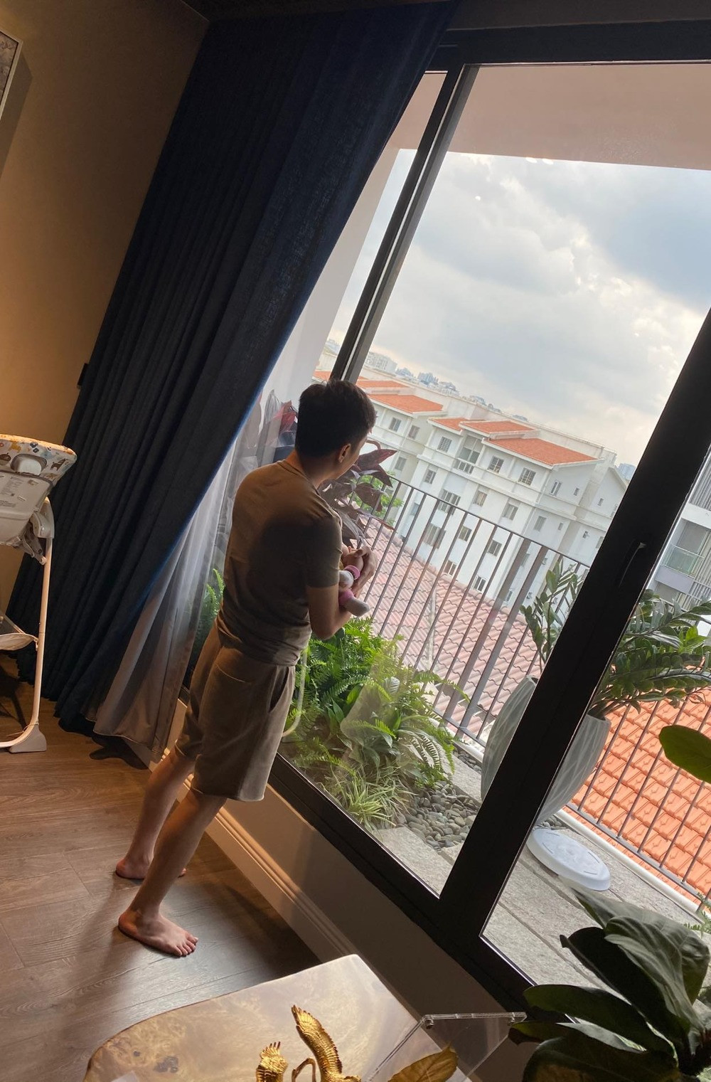 Emily diện váy hở bạo; MV của Quân A.P lọt Top 36 MV “hot” trên thế giới ảnh 16