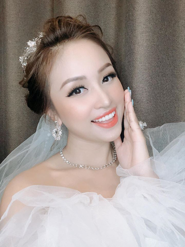 Phượng Chanel hẹn Hòa Minzy đi ăn tối. Mặc dù không hoạt động trong showbiz nhưng bà xã Quách Ngọc Ngoan chơi thân với rất nhiều sao Việt. Cách đây ít hôm, Thanh Vân Hugo đăng tải hình ảnh được bạn trai cầu hôn và cô đã đồng ý. Mới đây, cô tiếp tục đăng tải hình ảnh xinh đẹp trong bộ đầm cưới khiến đông nghiệp và người hâm mộ thích thú, chúc mừng nữ MC. Showbiz 23/5: Lynk Lee ngày càng xinh đẹp, nữ tính, Vân Hugo đi chụp ảnh cưới ảnh 10