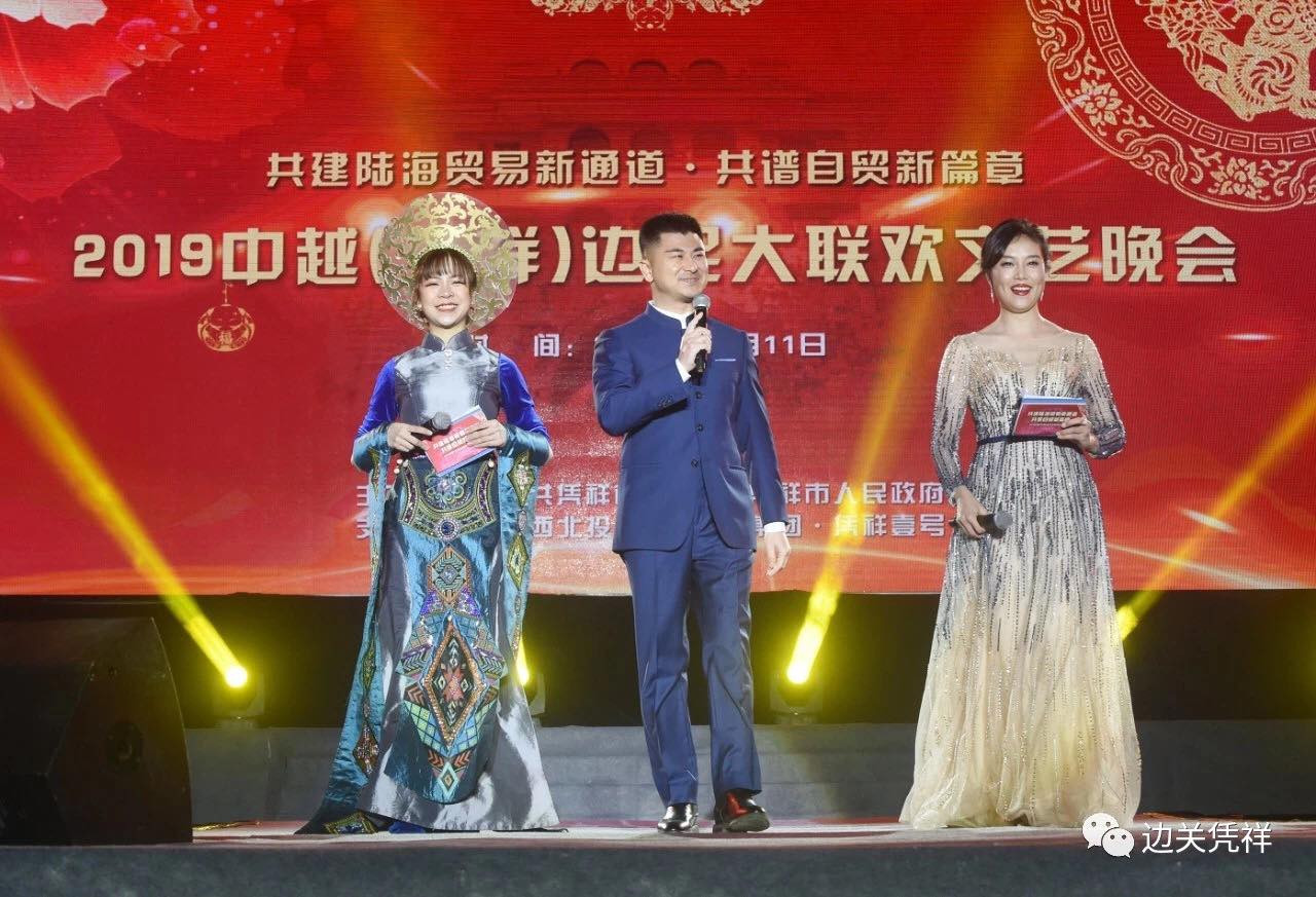 Mai Phương mặc áo dài dẫn cùng MC Lưu Đông Đông của đài truyền hình trung ương Trung Quốc trong chương trình Giao lưu văn nghệ biên giới Bằng Tường với Việt Nam. (NVCC) Nữ du học sinh Việt Nam tại Trung Quốc với chuỗi thành tích ấn tượng nơi đất khách ảnh 4