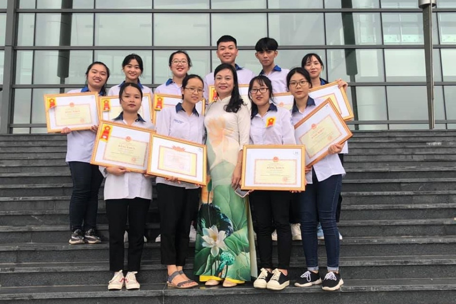 Sắc màu SV 10/7: 9X Bách khoa xinh xắn, học giỏi; vinh danh nữ sinh tử nạn vì cứu em nhỏ ảnh 12