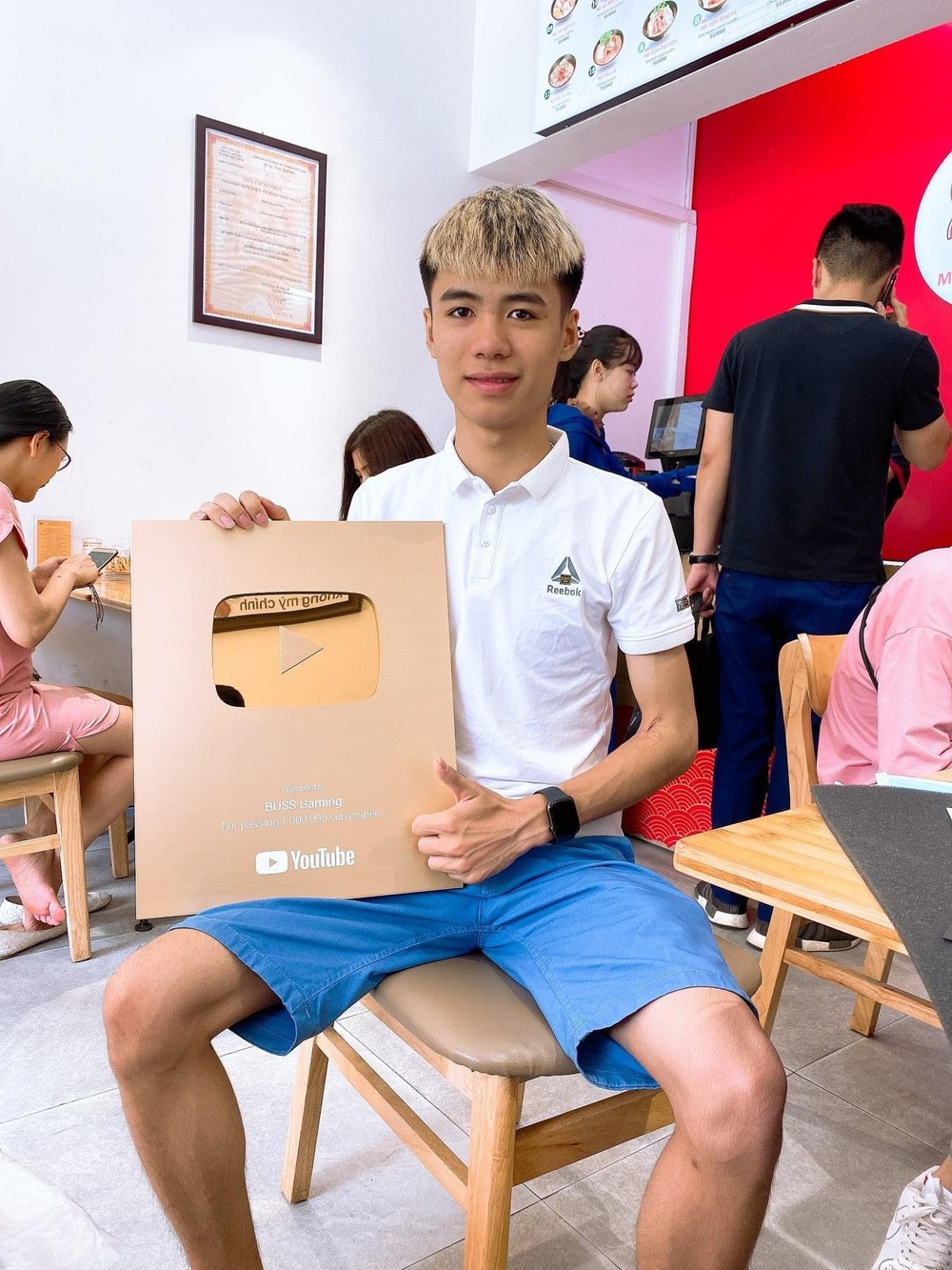 Nam sinh 2003 khí chất ngút ngàn; cô gái 9X gây tiếng vang ở triển lãm chiếu cói ảnh 10