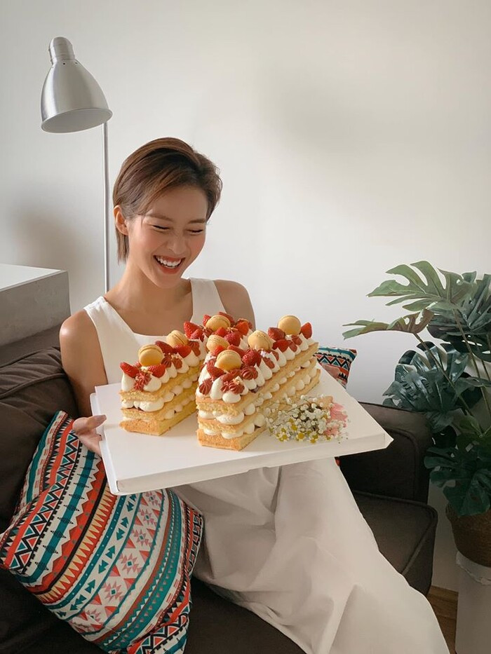 Showbiz 1/8: Chi Pu khoe vòng 1 cực nóng, Khả Ngân đón tuổi mới một mình ảnh 15