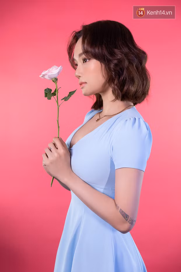 Showbiz 1/8: Chi Pu khoe vòng 1 cực nóng, Khả Ngân đón tuổi mới một mình ảnh 28