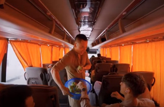 Vũ Khắc Tiệp rao bán ổi trên xe khách; Ngọc Trinh tung bộ ảnh kẹo ngọt đánh dấu tuổi 31 ảnh 21