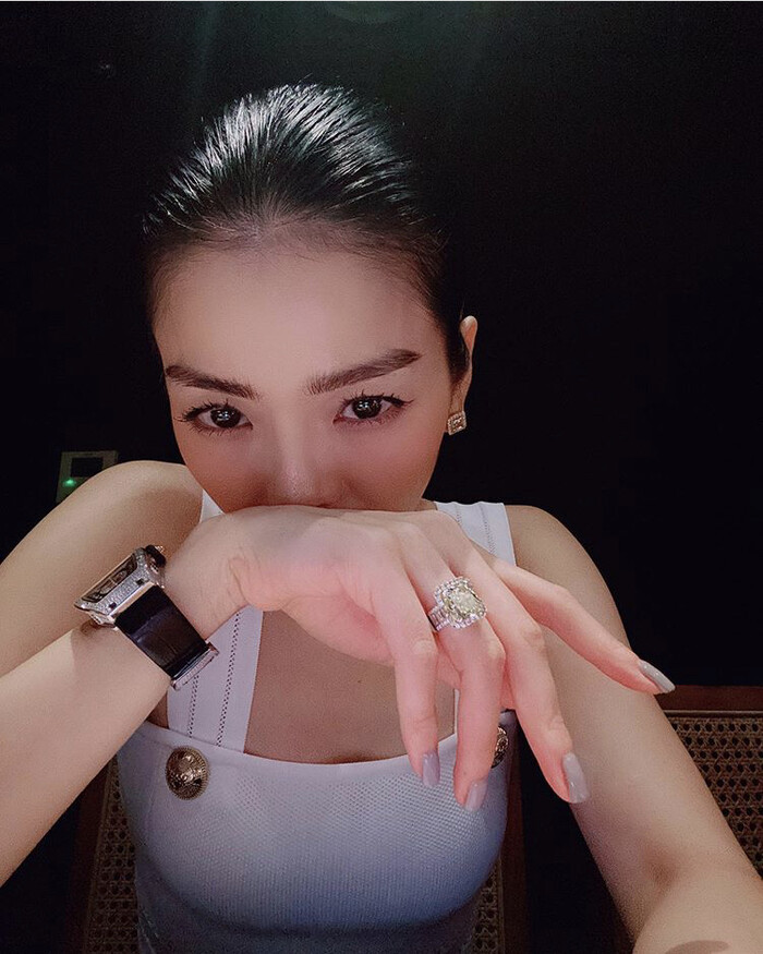 Showbiz 1/8: Chi Pu khoe vòng 1 cực nóng, Khả Ngân đón tuổi mới một mình ảnh 18