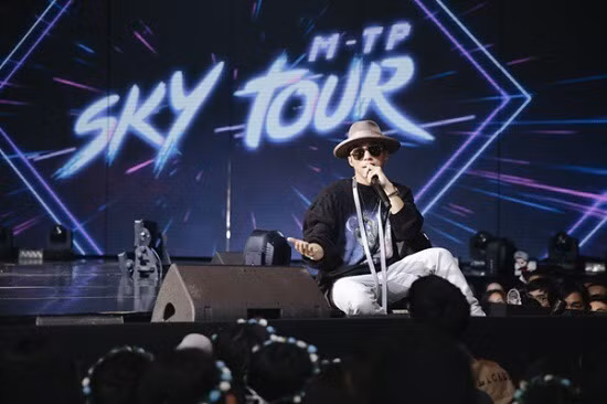 Ngọc Trinh hóa “Cô hầu gái” dù đã U40; Sơn Tùng phủ sóng “Sky Tour Movie” ở 190 quốc gia ảnh 2
