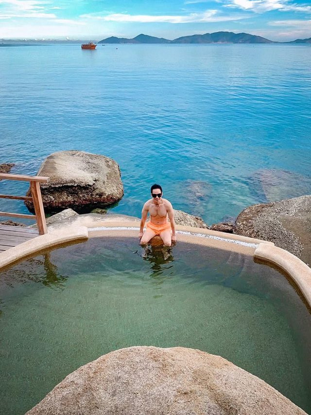 Hiền Hồ bất ngờ nữ tính với kiểu tóc mới; H'Hen Niê tự tin với túi cói đi chợ ảnh 1