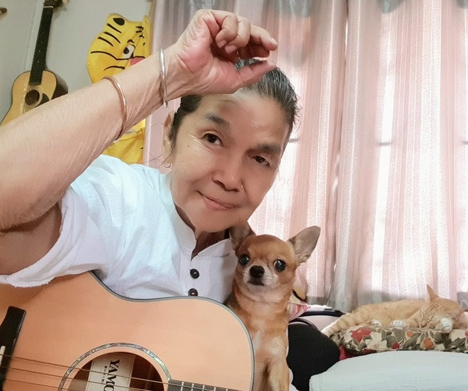 Hiện tượng mạng 71 tuổi: Từng liệt nửa mặt, cuộc sống “tái sinh” nhờ âm nhạc và bầy cún ảnh 4