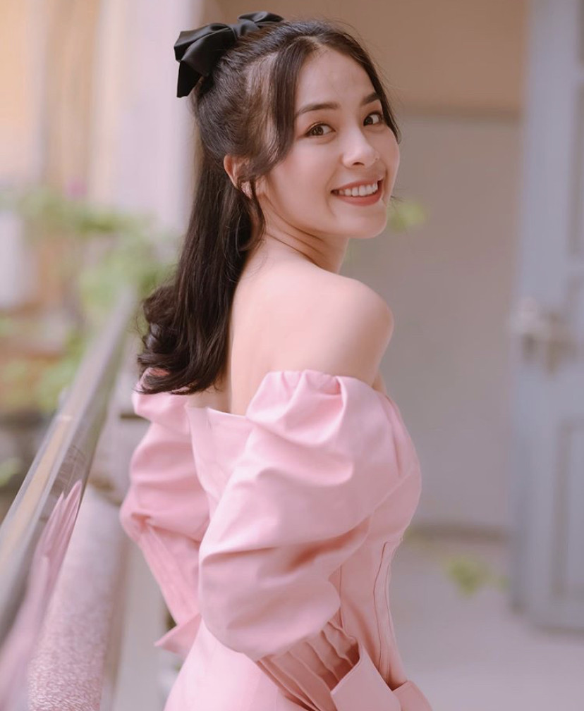 Hương Giang “tình tứ” trên du thuyền cùng bạn trai; Phạm Hương “đẫy đà” vì nghỉ dịch ảnh 15