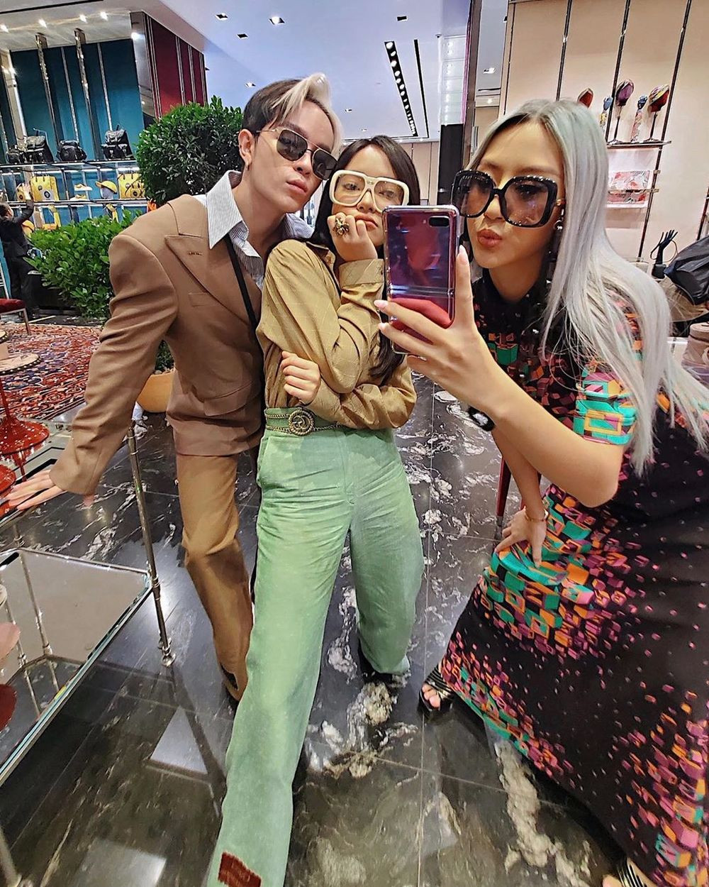 Showbiz 1/8: Chi Pu khoe vòng 1 cực nóng, Khả Ngân đón tuổi mới một mình ảnh 26