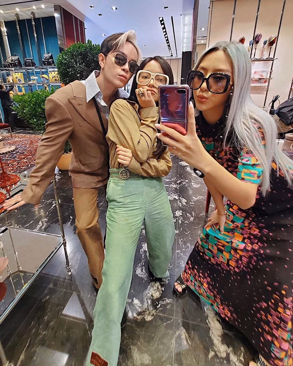 Showbiz 1/8: Chi Pu khoe vòng 1 cực nóng, Khả Ngân đón tuổi mới một mình ảnh 26