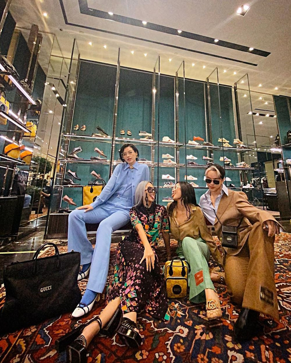 Showbiz 1/8: Chi Pu khoe vòng 1 cực nóng, Khả Ngân đón tuổi mới một mình ảnh 25