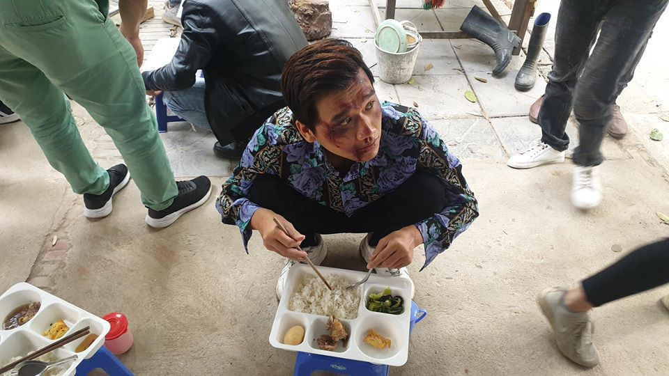 Nhà trọ Balanha: Rớm nước mắt cảnh Bách làm chó, vượn cả sâu đo để được đạo diễn “nhớ mặt“ ảnh 3