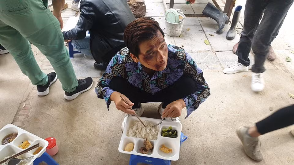 Nhà trọ Balanha: Rớm nước mắt cảnh Bách làm chó, vượn cả sâu đo để được đạo diễn “nhớ mặt“ ảnh 3