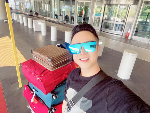 Đông Nhi diện đồ hiệu chụp trong tủ đồ, sáng tác lạ lùng mới của Đen Vâu ảnh 8