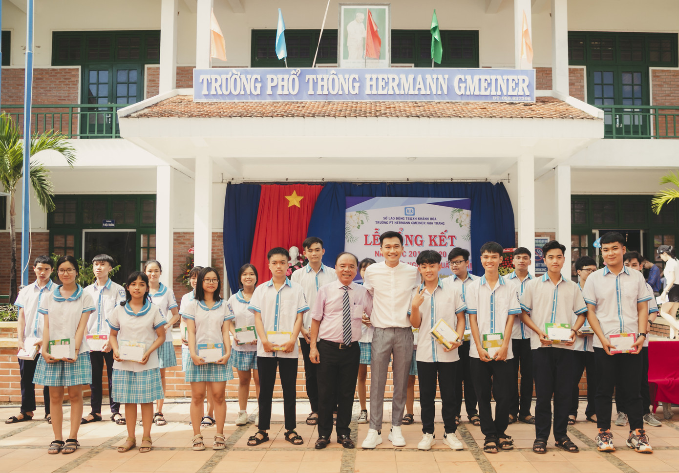 Showbiz 16/7: Xuân Nghị về thăm trường cũ; Sơn Tùng lọt Billboard Social 50 ảnh 1