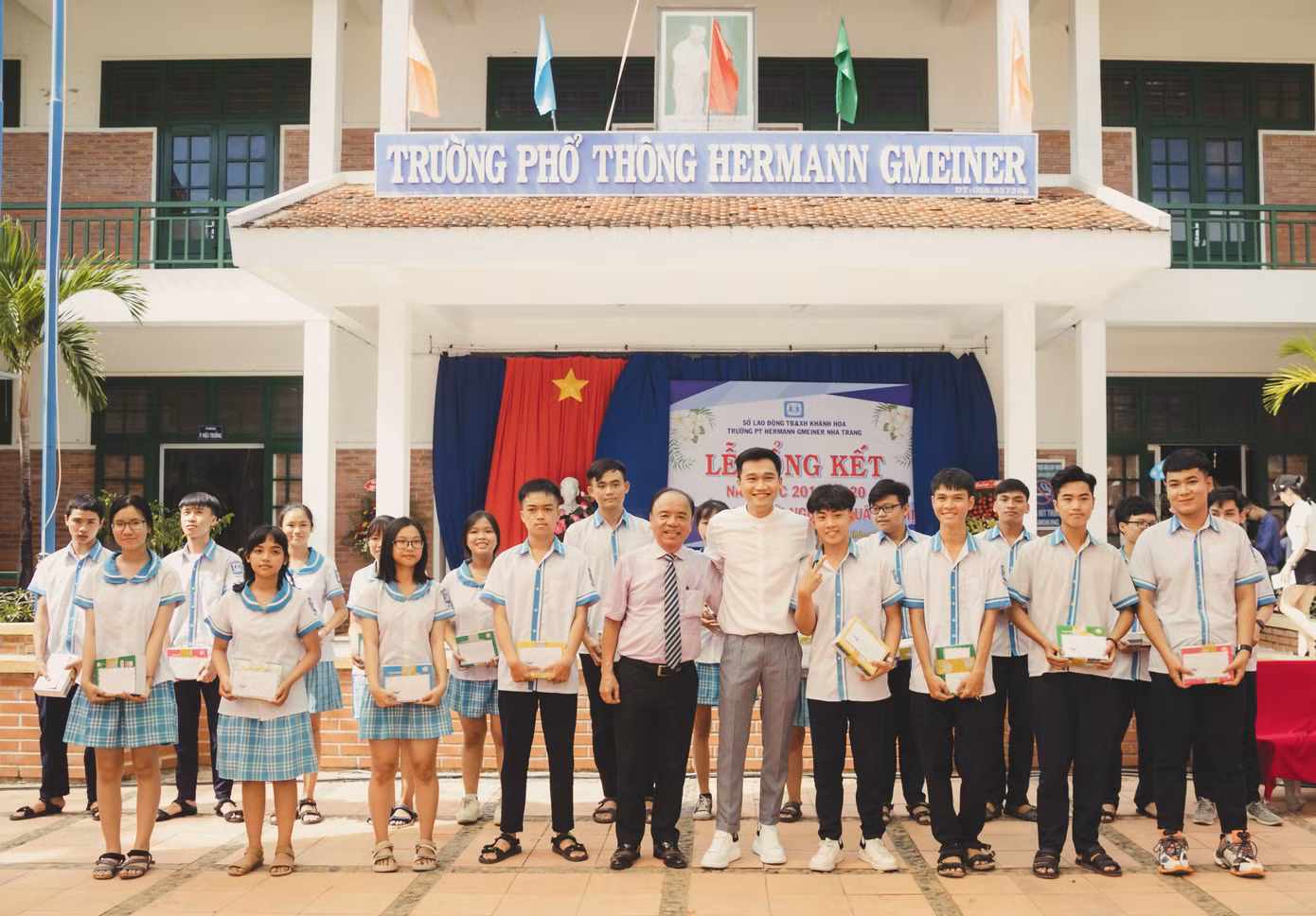 Showbiz 16/7: Xuân Nghị về thăm trường cũ; Sơn Tùng lọt Billboard Social 50 ảnh 1