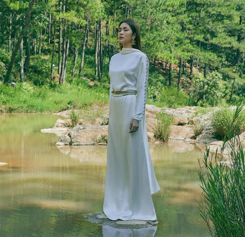 Showbiz 2/7: Hoài Linh bị... gà đá chảy máu chân, Thanh Hằng khoe vòng eo 51 gợi cảm ảnh 4