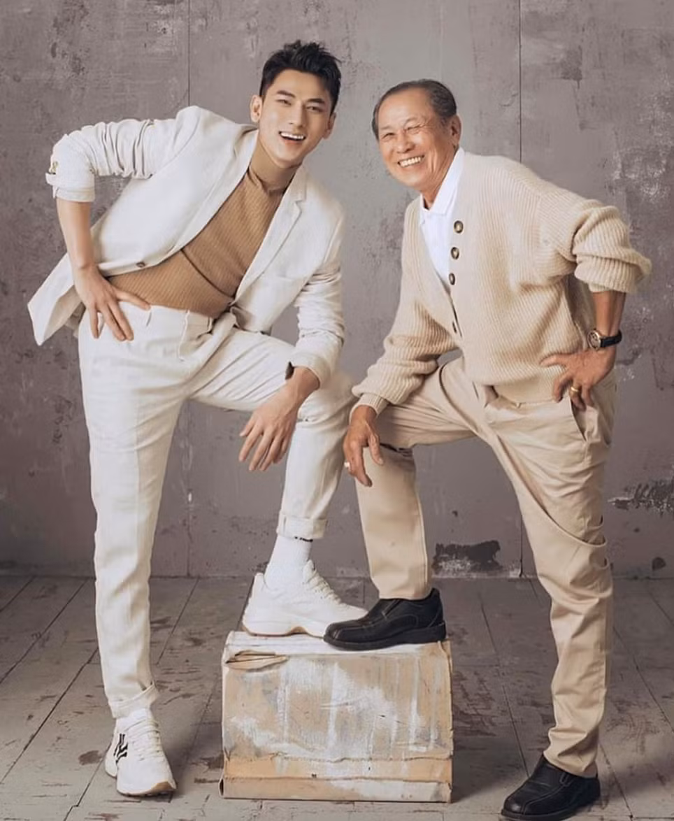 Showbiz 22/6: Hồ Ngọc Hà - Kim Lý hạnh phúc bên Subeo, Mai Phương Thúy khoe vòng 1 nảy nở ảnh 11